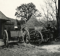 Szerbia, zsákmányolt szerb 8-as löveg egy tanya udvarán a magyar csapatok bevonulása idején., 1941, Klenner Aladár, területgyarapodás, ágyú, Fortepan #76990