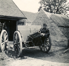 Szerbia, zsákmányolt szerb 8-as löveg egy tanya udvarán a magyar csapatok bevonulása idején., 1941, Klenner Aladár, területgyarapodás, nádtető, ágyú, Bocskai sapka, Fortepan #76991