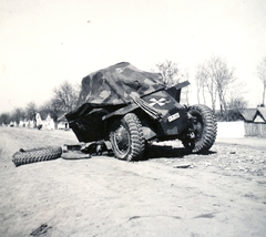 Szerbia, aknára futott 39M Csaba páncélautó a magyar csapatok bevonulása idején., 1941, Klenner Aladár, területgyarapodás, páncélautó, magyar gyártmány, járműroncs, Weiss Manfréd-márka, rendszám, terepminta, 39M Csaba, Fortepan #76992