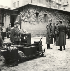 Magyarország, Budapest XI., a Váli utca - Siroki utca sarkán álló ház udvara, háttérben a Váli utcai iskola (később József Attila Gimnázium)., 1941, Klenner Aladár, Budapest, Fortepan #77019