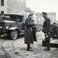 Magyarország, Budapest XI., a Váli utca - Siroki utca sarkán álló ház udvara, balra a Karinthy Frigyes (Verpeléti) út 7. tűzfala, háttérben a Bercsényi utca 20., 1941, Klenner Aladár, teherautó, Fiat-márka, olasz gyártmány, katona, Fiat-Spa 38R, Budapest, Fortepan #77020