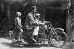 1930, Fortepan, motorcycle, girl, man, boy, barefoot, Triumph-brand, Fortepan #77035