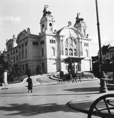 Románia,Erdély, Kolozsvár, Nemzeti Színház., 1940, Fortepan, hintó, nemzeti színház, utcakép, színház, Fellner és Helmer-terv, eklektikus építészet, Ferdinand Fellner Jr.-terv, Hermann Helmer-terv, Fortepan #77056