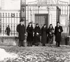 Magyarország, Budapest XIV., Róna utca 197-199., 1940, Fortepan, tél, templom, hó, felirat, csoportkép, nők, férfiak, virágcsokor, Budapest, Fortepan #77058