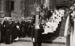 Hungary, Budapest V., Kossuth Lajos tér, a felvétel a Parlament főbejárata előtt készült. Vass József népjóléti és munkaügyi miniszter búcsúztatása után elindul a gyászmenet., 1930, Rosta László, parliament, Budapest, Fortepan #77090