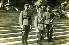 Hungary, Budapest V., Kossuth Lajos tér, a felvétel a Parlament főbejárata előtt készült. Vass József népjóléti és munkaügyi miniszter búcsúztatásáról távoznak Szakváry (Löffler) Emil tábornok, Kary Béla altábornagy és Kálóczy (Kuszkó) Endre alezredes., 1930, Rosta László, soldier, medal, sword, Budapest, "Bocskai" side cap, Fortepan #77093