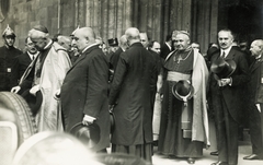 Hungary, Budapest I., Szentháromság tér, a Mátyás-templom bejárata. Vass József népjóléti és munkaügyi miniszter gyászmiséje után a távozók között Zichy Gyula gróf, kalocsai érsek (elöl balról az első)., 1930, Rosta László, Budapest, Fortepan #77099