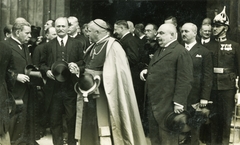 Hungary, Budapest I., Szentháromság tér, a Mátyás-templom bejárata. Vass József népjóléti és munkaügyi miniszter gyászmiséje után a távozók között Ripka Ferenc Budapest főpolgármestere (bal szélen), Klebelsberg Kuno vallás- és közoktatásügyi miniszter (középen, takarva)., 1930, Rosta László, Budapest, Fortepan #77102