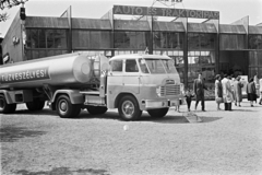 Magyarország, Városliget,Budapesti Ipari Vásár, Budapest XIV., Csepel D-705 típusú nyergesvontató., 1960, Erky-Nagy Tibor, magyar gyártmány, teherautó, életkép, Csepel-márka, tartálykocsi, Csepel D-705, Budapest, Fortepan #77112