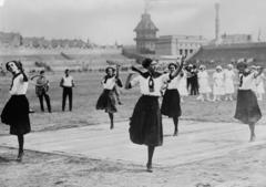 Csehország, Prága, Letná mező, VI. Sokol fesztivál, Chicagoi lányok tornabemutatója, 1913, Library of Congress, csoportkép, víztorony, neoreneszánsz, tenisz, teniszütő, tömegsport, Jindřich Fialka-terv, Fortepan #77122