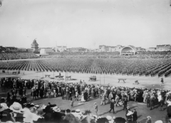 Csehország, Prága, Letná mező, VI. Sokol fesztivál., 1913, Library of Congress, zászló, víztorony, neoreneszánsz, lólengés, sportbemutató, tornaszer, tömegsport, Jindřich Fialka-terv, Fortepan #77124