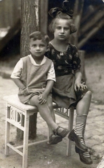 Serbia, Novi Sad, 1924, Hajdu András, kids, ribbon, snocks, leg over leg, Fortepan #77140