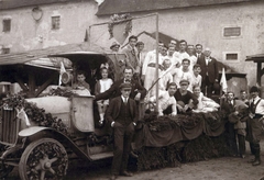 Hungary, Sopron, Aranyhegy városrész, a Steiner Téglagyár munkásaiból alakult focicsapat május 1 alkalmával., 1920, Hajdu András, tableau, automobile, hands in pockets, Fortepan #77151