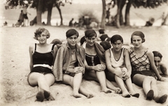 Serbia, Novi Sad, Duna-part, strand., 1930, Hajdu András, beach, bathing suit, twins, barefoot, sitting with hands on knees, leg over leg, Fortepan #77156