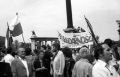 Magyarország, Budapest XIV., Hősök tere 1989. június 16-án, az 56-os hősök újratemetésekor., 1989, tm, Budapest, Szolidaritás Független Szakszervezet, 1956-utóélet, lyukas zászló, rendszerváltás, Fortepan #77226