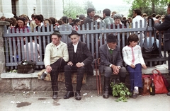 Románia,Erdély, Csíkszereda, Csíksomlyó (ekkor önálló), a Kegytemplom előtti park kerítése a Szék útja felől nézve., 1988, tm, színes, pihenés, kerítés, ül, bot, idős ember, táska, Fortepan #77263