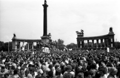 Magyarország, Budapest XIV., Hősök tere 1989. június 16-án, az 56-os hősök újratemetésekor., 1989, tm, tér, lovas szobor, Budapest, szoborcsoport, 1956-utóélet, lyukas zászló, Árpád-ábrázolás, rendszerváltás, Fortepan #77270