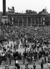 Magyarország, Budapest XIV., Hősök tere 1989. június 16-án, az 56-os hősök újratemetésekor., 1989, tm, Budapest, 1956-utóélet, lyukas zászló, rendszerváltás, Fortepan #77274