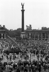 Magyarország, Budapest XIV., Hősök tere 1989. június 16-án, az 56-os hősök újratemetésekor., 1989, tm, tér, lovas szobor, Budapest, szoborcsoport, 1956-utóélet, lyukas zászló, Árpád-ábrázolás, Gábriel arkangyal-ábrázolás, rendszerváltás, Fortepan #77276