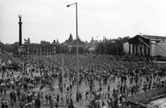 Magyarország, Budapest XIV., Hősök tere 1989. június 16-án, az 56-os hősök újratemetésekor., 1989, tm, tér, lovas szobor, Budapest, szoborcsoport, 1956-utóélet, lyukas zászló, Gábriel arkangyal-ábrázolás, rendszerváltás, Fortepan #77277