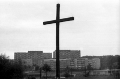 Lengyelország, Krakkó, a felvétel a Szent Maximilian Kolbe-templom előtt álló keresztnél készült, szemben a Złotego Wieku lakótelep épületei., 1989, tm, lakótelep, kereszt_jelkép, Fortepan #77303