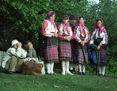 Románia,Erdély, Csíkszereda, Csíksomlyó (ekkor önálló)., 1989, tm, színes, népviselet, guggolás, arceltakarás, csángó, Fortepan #77312