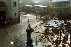 Magyarország, budai Vár, Budapest I., Bécsi kapu tér, előtérben Budavár visszavételének emléke (Ohmann Béla, 1936.), balra az evangélikus templom., 1988, tm, templom, színes, szobor, angyal-ábrázolás, eklektikus építészet, Budapest, Kallina Mór-terv, neobarokk stílus, Fortepan #77353