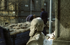 Magyarország, Budapest I., Logodi utca - Mikó utca sarok a Gránit lépcső felöl nézve. Előtérben P. Szathmáry Károly író mellszobra, 1988, tm, színes, szobor, Budapest, Fortepan #77356