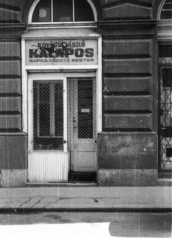 Magyarország, Budapest VII., a Kertész utca 31. számú sarokház Dob utcai oldala, 1989, tm, kirakat, felirat, üzletportál, Budapest, zárvatartás, kisiparos, kalapos, Fortepan #77417