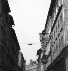 Magyarország, Budapest VII., Szövetség utca a Wesselényi utca felé nézve, szemben a Pesti Magyar Színház (ekkor Nemzeti Színház) épülete., 1989, tm, neonreklám, neon felirat, Budapest, Fortepan #77423