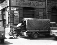 Magyarország, Budapest VII., Dob utca - Holló utca sarok., 1989, tm, cégtábla, Barkas-márka, Zuk-márka, rendszám, rakodás, utcanévtábla, redőny, Budapest, Fortepan #77441