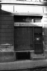 Magyarország, Budapest VIII., Magdolna (Koltói Anna) utca 20., 1989, tm, cégtábla, redőny, Budapest, zárvatartás, kisiparos, hangszerkészítő, Fortepan #77459