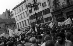 Magyarország, Budapest V., Vörösmarty tér a Harmincad utca felé nézve, tüntetés a bős-nagymarosi vízlépcsőrendszer felépítése ellen, 1988. május 27-én., 1988, tm, transzparens, demonstrációs tábla, Budapest, tiltakozás, rendszerváltás, Fortepan #77488