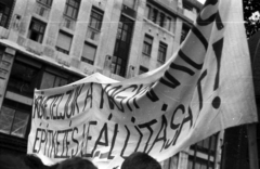 Magyarország, Budapest V., Vörösmarty tér, háttérben a Luxus Áruház épülete, tüntetés a bős-nagymarosi vízlépcsőrendszer felépítése ellen, 1988. május 27-én., 1988, tm, transzparens, demonstrációs tábla, Budapest, tiltakozás, rendszerváltás, Fortepan #77489