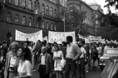 Magyarország, Budapest V., Alkotmány utca, tüntetés a bős-nagymarosi vízlépcsőrendszer felépítése ellen, 1988. szeptember 12-én., 1988, tm, transzparens, demonstrációs tábla, Budapest, tiltakozás, rendszerváltás, Fortepan #77494