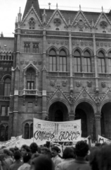 Magyarország, Budapest V., Kossuth Lajos tér, tüntetés a bős-nagymarosi vízlépcsőrendszer felépítése ellen, 1988. szeptember 12-én., 1988, tm, Steindl Imre-terv, országház, neogótika, transzparens, demonstrációs tábla, eklektikus építészet, Budapest, tiltakozás, Fortepan #77495