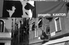 Italy, Venice, Campo San Salvador, Tadeusz Kantor lengyel festőművész kiállítását hirdető plakát., 1990, tm, street name sign, poster, poster, Italian sign, umbrella repair, Fortepan #77546