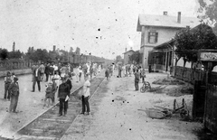 Magyarország, Balatonmáriafürdő, vasútállomás., 1909, Fortepan, gőzmozdony, vasút, egyenruha, tömeg, utazás, vasútállomás, talicska, sokaság, sínpálya, Fortepan #7755