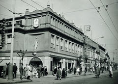 Szlovákia, Eperjes, Fő utca., 1964, Ördögh János, Csehszlovákia, szobor, utcakép, neonreklám, felsővezeték, Fortepan #77561