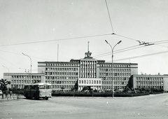 Szlovákia, Eperjes, Námestie mieru (Vásár tér)., 1964, Ördögh János, Csehszlovákia, útkereszteződés, trolibusz, szocreál, vörös csillag, középület, Fortepan #77577