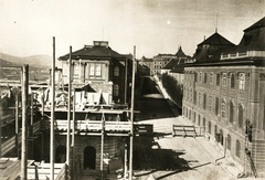 Hungary, Budapest I., Királyi Palota (később Budavári Palota) az krisztinavárosi szárny építésekor. Távolban a Szent György téren a Honvédelmi Minisztérium épülete. A felvétel 1896 után készült., 1900, Simon Gyula, construction, street view, palace, scaffolding, Budapest, Fortepan #77625