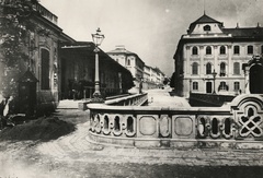 Magyarország, budai Vár, Budapest I., a Királyi Palota (később Budavári Palota) udvarára vezető rámpa mellvédkorlátja. Balra a Várta-főőrség, távolabb az Istállóépület és a Teleki-palota látszik. A felvétel 1857 után készült., 1900, Simon Gyula, egyenruha, utcakép, katonaság, lámpaoszlop, őrbódé, Budapest, Fortepan #77626