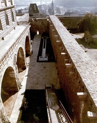 Magyarország, budai Vár, Budapest I., Budavári Palota (korábban Királyi Palota) nyugati zárt udvara a Budapesti Történeti Múzeum bejáratától nézve., 1970, Simon Gyula, színes, Budapest, Fortepan #77635