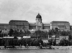 Magyarország, budai Vár, Budapest I., Budavári Palota (korábban Királyi Palota) és a Lánchíd utca házai a Dunáról nézve., 1964, Simon Gyula, Budapest, Fortepan #77662