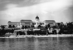 Magyarország, budai Vár, Budapest I., Budavári Palota (korábban Királyi Palota) és a Lánchíd utca házai a Dunáról nézve., 1964, Simon Gyula, palota, Budapest, Fortepan #77663