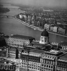 Magyarország, budai Vár, Budapest I., légifotó, előtérben a Budavári Palota (korábban Királyi Palota), szemben a Parlament., 1964, Simon Gyula, légi felvétel, Steindl Imre-terv, palota, neogótika, eklektikus építészet, Budapest, Fortepan #77664