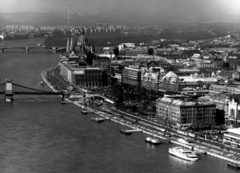 Magyarország, Budapest V., kilátás a Gellérthegy felől, előtérben a pesti Duna-part, középen a Széchenyi István (Roosevelt) tér., 1976, Simon Gyula, hajó, híd, forgalom, városkép, villamos, látkép, Steindl Imre-terv, országház, neogótika, hajóállomás, eklektikus építészet, Budapest, függőhíd, William Tierney Clark-terv, Fortepan #77666