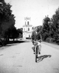 Magyarország, Kiszombor, Szent István tér a Makói út felé nézve, háttérben a Rónay kastély., 1935, Plesovszki Ákos, kerékpár, romantika, kúria, Fortepan #77750