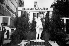 Magyarország, Szeged, Horváth Mihály utca, XI. Ipari Vásár., 1935, Plesovszki Ákos, zászló, felirat, szobor, Fortepan #77778