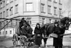 Magyarország, Kecskemét, Gyenes Mihály tér - Piaristák tere sarok, háttérben a Piarista Gimnázium (később Piarista Gimnázium, Kollégium, Általános Iskola és Óvoda)., 1935, Plesovszki Ákos, lovaskocsi, hordó, retikül, kocsis, Fortepan #77780